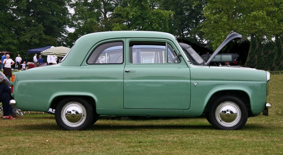 Sa plus proche cousine la Ford Anglia Ici la version 1959 qui ressemble